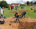 Bild: pi
Die Kinder nutzen die vielen Spielgeräte und gehen mit Begeisterung ans Werk.
