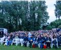 Bild: lum
Zur Vorpremiere des neuen Eberhofer-Krimis "Rehragout-Rendezvous" hatten sich mehr als 1000 Leute zur Open-Air-Vorstellung im Erbendorfer Freibad eingefunden.