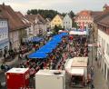Bild: Stefanie Gradl
Beim Brunnenfest ist der Vilsecker Marktplatz am Samstagabend noch gut besetzt. Das Wetter spielt da noch mit und es kommen sogar ein paar Sonnenstrahlen durch.