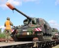Bild: Bundeswehr/Marcel Fiechel
Ein Soldat weist in Rukla/Litauen den Fahrer einer Panzerhaubitze 2000 vom Artilleriebataillon 131 beim Herunterfahren vom Bahnwagon ein.