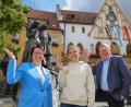 Bild: Wolfgang Steinbacher
Bye, bye Germany. Roxane Geranmayeh (Mitte) geht für ein Jahr in die Vereinigten Staaten und wird von Bundestagsabgeordneter Susanne Hierl und Oberbürgermeister Michael Cerny verabschiedet.