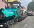 Bild: Prögler/exb
Im Bereich zwischen Hammer und Altem Pfarrhof wird die Asphalttragschicht aufgebracht.