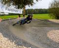 Archivbild: chl
Seit 2020 ist in Elbart bei Freihung eine Pumptrackstrecke in Betrieb. Die Stadt Grafenwöhr lehnte wegen mangelndem Interesse der Jugendlichen den Bau einer solchen Anlage vorläufig auf Eis. Jetzt gibt es deswegen Diskussionen um einen Skaterpark in Hütten.