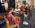 Bild: gi
Musiklehrer Christian Nesner stellt seine Gitarrenklasse vor. Alle erhalten viel Beifall für ihre musikalische Reise.