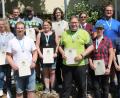 Bild: dl/exb
Ein Teil der Meister des OSB mit der Luftpistole bei der Siegerehrung. Vorne von links die Sieger Simon Weiß, Renate Stadlbauer, Andreas Noe, Anja Roth und Gisela Hüttner, dahinter die weiteren Medaillengewinner.