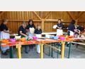 Bild: no
Ein eingespieltes Team bereitete in der Gemeinschaftshalle die Pizzen und den Brotkuchen für den Backofen vor.