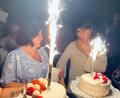 Bild: Michaela Ditz/exb
Mit Wunderkerzen und Luftballons mit guten Wünschen verabschiedete das Team der Caritas Grafenwöhr (von links) Johanna Schüller und Christine Nanlohy.
