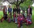 Bild: Monika Demmer/exb
Neue Fahrzeuge für den Fuhrpark im Kinderhaus St. Michael spendierte der Elternbeirat aus den Erlösen diverser Aktionen in den vergangenen Monaten. Links Kinderhaus-Leiterin Monika Demmer.