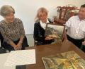 Bild: ck
Maria Poblotzki (Mitte) übergibt im Pleysteiner Stadtmuseum ein bislang unbekanntes Bild ihres Vaters Siegfried Poblotzki, das er während seiner Gefangenschaft in Frankreich gemalt hatte. Grete Reger vom Museumsarbeitskreis (links) und Bürgermeister Rainer Rewitzer (rechts) freuen sich über das Geschenk.