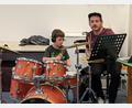 Bild: kwl
Mit großem Eifer serviert der jüngste Teilnehmer David Merkl die einzelnen Passagen am Drumset. Rechts daneben Schlagzeuglehrer Johannes Preßl.
