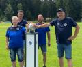 Bild: SV Immenreuth/exb
Conny Steinbruckner übergab eine Stele für den Spielball an die Verantwortlichen des Vereins und der Fußballabteilung.