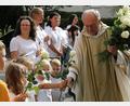 Bild: ads
Die Kindergartenkinder standen am Kirchenportal Spalier und verabschiedeten Pfarrer Ludwig Gradl mit weißen Rosen in den Ruhestand.