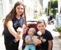 Bild: kaz
Ines, Romy und Matheo lassen sich ihr Eis schmecken.
