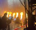 Bild: Maximilian Unger/exb
Manche Band kommt mit einer eigenen Feuershow-Choreographie und Maximilian Unger schaut, dass alles sicher ist.