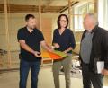 Bild: bey
Die richtige Farbe des Fußbodenbelages will auch ausgewählt sein. Bürgermeister Sebastian Hartl (von links), Schulleiterin Sandra Landgraf und Architekt Josef Schöberl besprechen das bei einem der Baustellentermine.