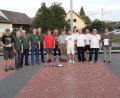 Bild: Georg Kick/exb
Spartenleiterin Beate Stiegler (rechts) gratuliert (von links) Vereinsmeister Benjamin Hölzl und den beiden Teams "Die Norweger" sowie der Tennisabteilung.