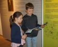 Bild: wel
Gespannt hören Fabian und seine Schwester Anna, was ihnen die Museums-Fliege über das Smartphone erzählt, damit sie dann die Fragen in ihren Heftchen beantworten können.