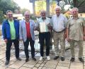 Gottfried Hofmann (Mitte) hat die Johann-Andreas-Schmeller-Medaille erhalten. Dazu gratulierten (von links) Stefan Werner, Bürgermeister Toni Dutz, Vorsitzender Erich Trottmann und Rainer Röthig vom befreundeten Chor aus Glauchau-Rothenbach.