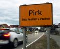 Symbolbild: Gabi Schönberger
Ein unbekannter Autofahrer hat das Pirker Ortsschild in der Rothenstädter Straße beschädigt. Die Polizei sucht nun Zeugen.