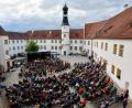 Bild: Petra Hartl
Das Bayerische Landesjugendorchester erfüllt den Schlosshof in Sulzbach-Rosenberg mit klassischer Musik.