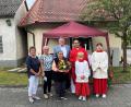 Bild: Stefanie Gradl
Nach 45 Jahren als Mesnerin wird Christa Schmid (vorn, Mitte) mit einem Geschenk und einem Blumenstrauß von Pater Jimmy (hinten rechts) und Bürgermeister Hans-Martin Schertl (hinten links) geehrt und verabschiedet. Als Mesnerinnen fungieren künftig Rita Schöpf und Irmgard Zeitler (von links).