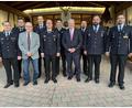 Bild: Christine Hollederer/exb
Für jeweils 25 Jahre bei der Feuerwehr bekommen vier Feuerwehrmänner aus Kümmersbruck von Landrat Richard Reisinger (Vierter von rechts) das staatliche Ehrenzeichen in Silber ausgehändigt.
