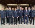 Bild: Christine Hollederer/exb
Landrat Richard Reisinger (Dritter von rechts) händigt die Ehrenzeichen aus. Es gratulieren Kreisbrandmeister Jürgen Ehrnsberger (rechts), Bürgermeister Peter Braun (Zweiter von rechts) und Kreisbrandrat Christof Strobl (Fünfter von rechts).