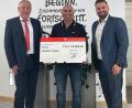 Bild: Sparkasse/exb
Geschäftsstellenleiter Peter Lindner (links) und Kundenberater Thomas Wittmann (rechts) übergeben den symbolischen Spendenscheck an Ibrahim Tarhan (Mitte).