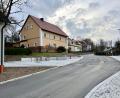 Bild: Eichl
Ist die Durchfahrtsstraße durch das Dorf Wilchenreuth nach ihrer Sanierung eine Rennstrecke geworden? Einige Gemeinderäte sind dieser Meinung und wollen daher unbedingt auch für Wilchenreuth Tempo 30. Die Polizei ist dagegen.