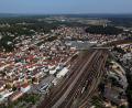 Luftbild: Gerhard Götz
Der Bahnhof Schwandorf teilt mit seinen Gleisanlagen die Stadt von Ost nach West. Wie und wann er barrierefrei ausgebaut werden soll, ist immer noch völlig offen.