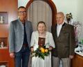 Bild: ds
Ingrid und Horst Ziesmann an ihrem 65. Hochzeitstag zusammen mit dem Bürgermeister der Gemeinde Neukirchen, Peter Achatzi (links).