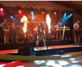 Bild: jua
Mit Pyrotechnik und einem Feuerwerk der guten Laune: Die Band "Donnerweda" ist der Stimmungsgarant am ersten Festabend des Feuerwehr-Jubiläums in Schmidgaden..