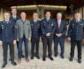 Bild: Christine Hollederer/exb
Johannes Widenbauer (Fünfter von links) bekam das Ehrenzeichen in Silber. Dazu gratulierten ihm (von links) Kommandant Christian Gresser, Vorsitzender Stephan Mandl, Bürgermeister Erich Meidinger, Kreisbrandrat Christof Strobl, Landrat Richard Reisinger und Kreisbrandmeister Jürgen Ehrnsberger.