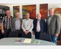 Bild: Stadt Windischeschenbach/exb
Albert Mark (Zweiter von rechts) ist 40 Jahre Feldgeschworener. Bürgermeister Karlheinz Budnik überreicht die Urkunde des Staatsministers Albert Füracker.