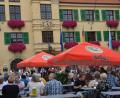 Bild: dob
Vor dem Vohenstraußer Rathaus lässt sich einfach beim Altstadtfest der SpVgg bestens feiern.