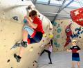 Bild: Gabi Schönberger
Bei der Ferienaktion "Bouldern" kletterten Kinder im Glashaus in Weiden.