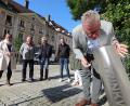 Bild: Wolfgang Steinbacher
Fester Bestandteil eines zukünftigen Hitzeschutzplanes für Sulzbach-Rosenberg sind Trinkwasserspender. Bürgermeister Michael Göth probiert hier den ersten am Luitpoldplatz aus.