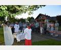 Bild: dob
Dekan Alexander Hösl feierte mit vielen Besuchern inmitten des Dorfes das Kreuzfest.