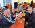 Bild: do
Zünftig war's beim Sommernachtsfest der Feuerwehr Vorbach. Die Besucher genossen das Löschwasser in vollen Zügen