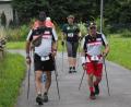 Bild: kek
Am Samstag klackerten in der Rosenhofsiedlung in Auerbach wieder die Nordic-Walking-Stöcke. Der Siedlerwalk führte vorbei am kleinen Stadtweiher in Richtung Veldensteiner Forst.