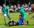 Bild: war
Stephan Herrmann (am Boden) war mit einem Treffer und einem Assist der Matchwinner für den SV Etzenricht im Duell mit dem FC Weiden-Ost (rechts Kapitän Benedikt Sichert).