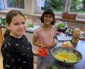 Bild: Nadine Meier/exb
Ein Vier-Gänge-Menü kam beim Kinderkochkurs des Obst- und Gartenbauvereins Angfeld auf den Tisch.