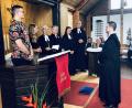 Bild: wro
Höhepunkt des Festgottesdienstes war die Ordination. Begleitet wurde der feierliche Akt von Sven König, Simone Donner, Regionalbischöfin Dr. Dorothea Greiner, Schulmentor Matthias Weigert, Annika Kringel und Johannes Lindner (von links).