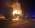 Bild: Kreisbrandinspektion Cham
Auf der Bundesstraße 85 bei Roding stand Sonntagnacht ein Lkw-Anhänger in Vollbrand.