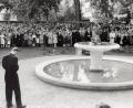 Bild: Stadtarchiv Weiden/Sammlung Bonkoß
Oberbürgermeister Hans Schelter vor dem Triton-Springbrunnen im Max-Reger-Park. Die Weidener Bürger sind bei der feierlichen Übergabe der Anlage zahlreich vertreten.