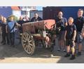 Bild: wro
Beim Verladen halfen Johannes Gleißner, Kommandant Christian Blohmann, Oskar Spörl als Vertreter des Eigentümers, Feuerwehr-Vorsitzender Manfred Beer, Zweiter Vorsitzender Daniel Schildknecht, Fabian Krämer, Zweiter Kommandant Alexander Bäumler, Felix Gleißner und Kreisbrandrat Stefan Gleißner (von links).