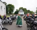 Bild: fvo
Pfarrer Albert Hölzl segnet die Motorräder und Biker.