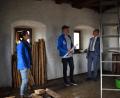 Bild: szl
Die Blicke gehen ins Oberstübchen des Klettnersturms: Besonders sanierungsbedürftig ist der Dachstuhl des Gebäudes. Bei einer Kontrolle 2021 wurden insbesondere Schäden am Abschluss des Turms sowie an den Balken des Dachstuhls festgestellt.