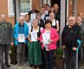 Bild: bkr
Acht der geehrten Schützen hatten sich entschuldigt. Die anwesenden Geehrten stellten sich mit Vorsitzendem Florian Traßl (links) und seinen beiden Stellvertretern Dominik Dörner und Karl Danzer (Erster und Zweiter von rechts) zu einem Gruppenbild auf.