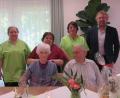 Bild: jzk
Nicht nur Zweiter Bürgermeister Hermann Schraml (hintere Reihe rechts), sondern auch die Schwestern Sylvia und Sandra sowie Gerontofachkraft Elke Engl (von links) gratulierten Klaus Güttich (vorne rechts, neben seiner Frau Edith) zum 80. Geburtstag.